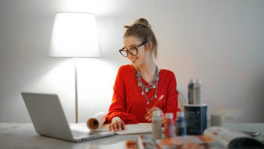 Femme devant un ordinateur