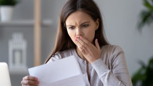 Une femme choque en lisant un courrier