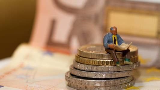 Un retrait patiente en lisant le journal