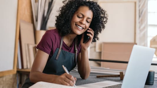 Une jeune indpendante au tlphone avec un client