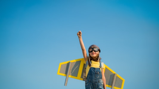 enfant envol avion