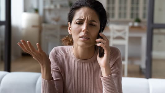 femme inquite au tlphone