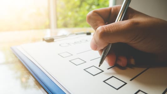 Assurance habitation et auto : la to-do list indispensable du vacancier