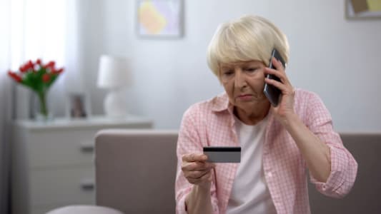 Une ancienne institutrice de 96 ans arnaque de 200 000 euros