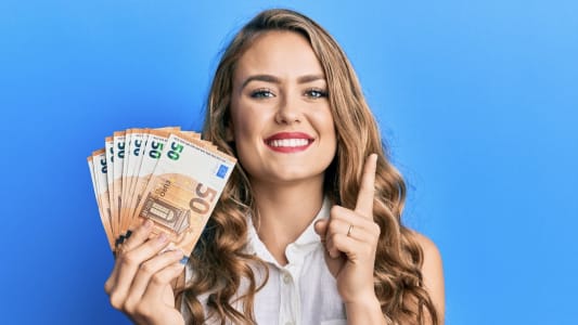 femme billets euros