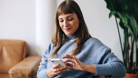 Une femme avec son tlphone