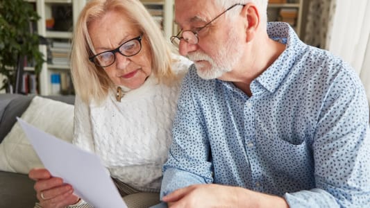Un couple regarde un document