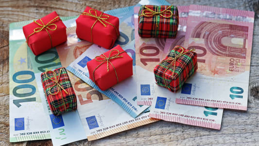 Des cadeaux sur des billets de 100 et 50 euros. 