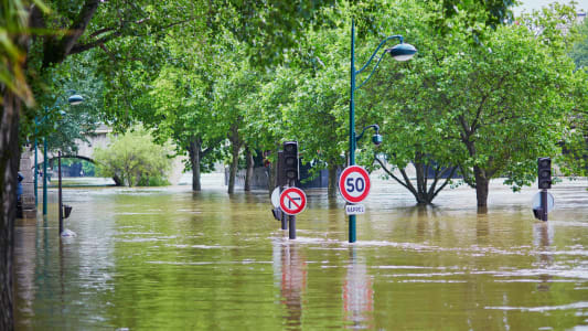 Une rue inonde.