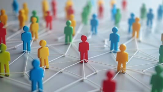 Des figurines lies par un fil