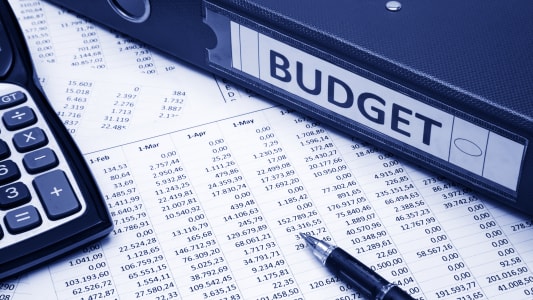Un classeur sur lequel est inscrit budget.