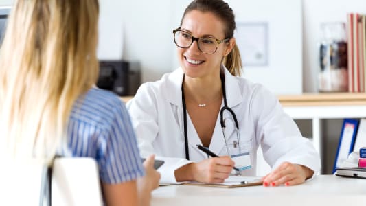 Une femme chez le mdecin.