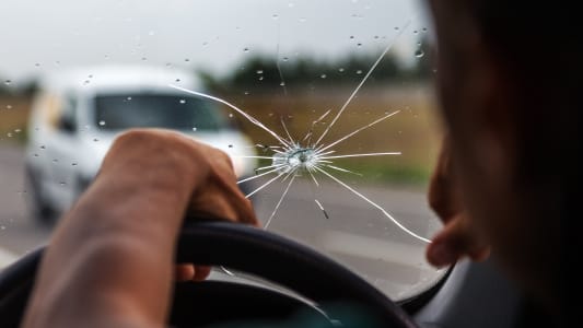 Un conducteur regarde son pare-brise fl.