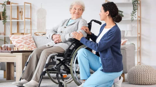 Combien a cote de rester  son domicile pour une personne ge ?