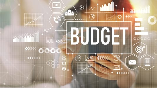 Un panneau budget et plusieurs symboles.