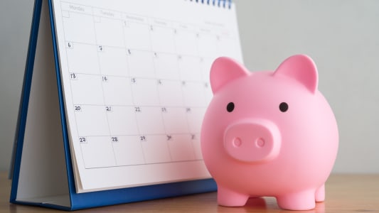 Un calendrier et une tirelire.