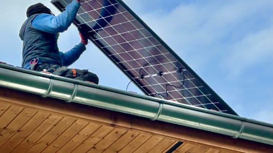 Installation de panneaux photovoltaques.