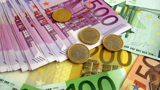 Des billets et des pices de monnaie.