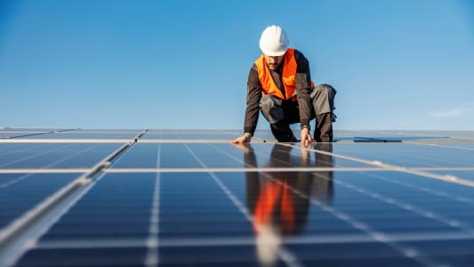Un installateur de panneaux photovoltaques.