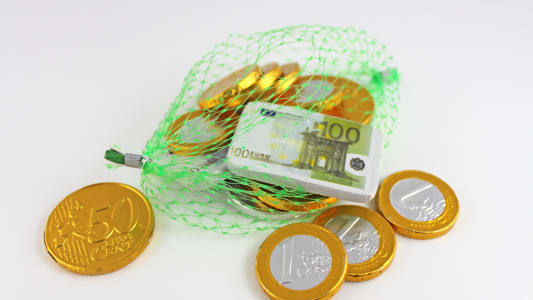 Des pices et billets en chocolat.