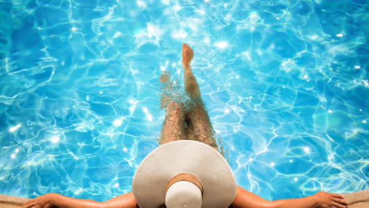 Une femme dans une piscine.