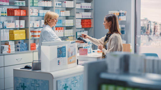 Deux personnes dans une pharmacie.