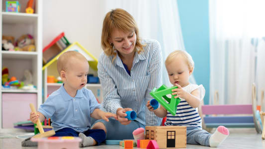 Voici le salaire net moyen d'une assistante maternelle ou d'une nounou  domicile.