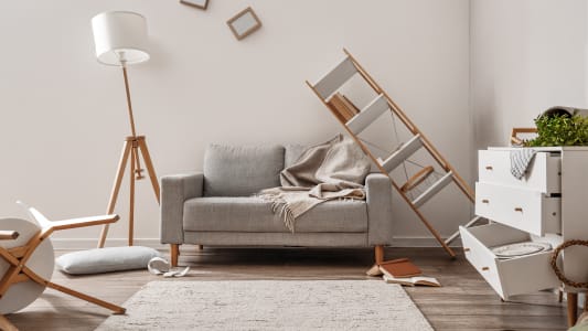 Des meubles renverss dans un salon.