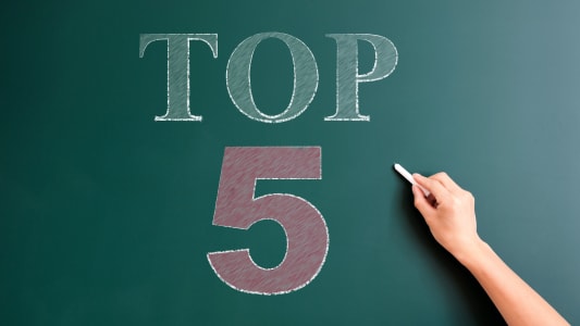 Un tableau sur lequel est inscrit la mention Top 5.